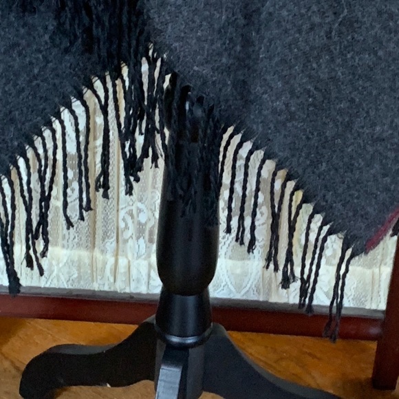 BEAUTIFUL REVERSIBLE ROSE DESIGN FRINGED CAPE PANCHO SHAWL - Picture 7 of 12